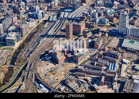 Vue aérienne du côté sud du centre-ville de Leeds, West Yorkshire, nord de l'Angleterre, Royaume-Uni, montrant le village urbain de Holbeck Banque D'Images