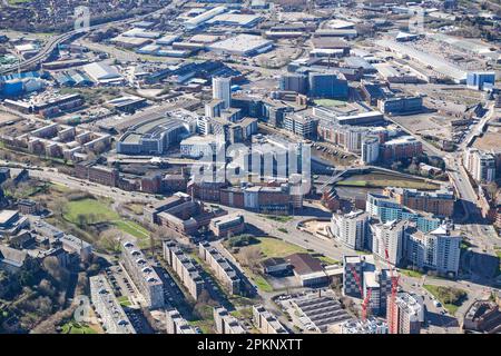 Vue aérienne du côté sud du centre-ville de Leeds, West Yorkshire, nord de l'Angleterre, Royaume-Uni, montrant le Royal Armouries Museum Banque D'Images