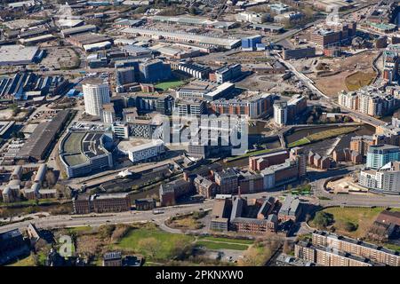 Vue aérienne du côté sud du centre-ville de Leeds, West Yorkshire, nord de l'Angleterre, Royaume-Uni, montrant le Royal Armouries Museum Banque D'Images