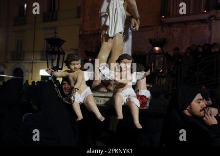 La procession du Vendredi Saint de Pâques. Sessa Aurunca - Caserta - Vendredi 7 avril 2023 Banque D'Images