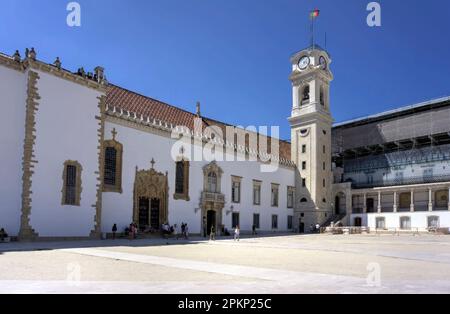 Coimbra, Portugal - 15 août 2022: Tour de l'horloge Paco das Escolas Université de Comibra Banque D'Images