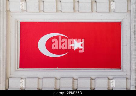 Drapeau de la Turquie sur le mur blanc. Photo de haute qualité Banque D'Images