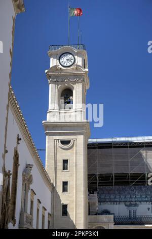 Coimbra, Portugal - 15 août 2022: Tour de l'horloge Paco das Escolas Université de Comibra Banque D'Images