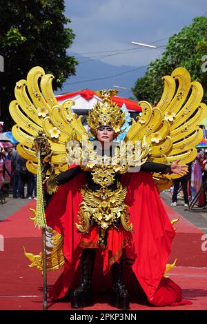 Le participant au carnaval de mode de Biro. C'est l'un des carnavals indonésiens de costume Banque D'Images