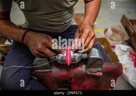 Meerut, Inde. 08th avril 2023. Un employé superpose la couture en cuir pour une balle de cricket à l'usine de Stanford Cricket Industries, Mawana Road. Meerut est l'un des principaux centres du pays pour la fabrication de produits sportifs. (Photo de Pradeep Gaur/SOPA Images/Sipa USA) crédit: SIPA USA/Alay Live News Banque D'Images