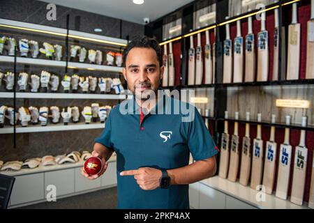 Meerut, Inde. 08th avril 2023. Rachit Sareen Directeur de Stanford Cricket Industries pose pour des photos dans sa salle d'exposition d'usine de Mawana Road. Meerut est l'un des principaux centres du pays pour la fabrication de produits sportifs. (Photo de Pradeep Gaur/SOPA Images/Sipa USA) crédit: SIPA USA/Alay Live News Banque D'Images