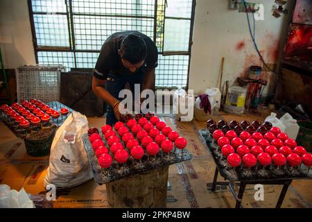 Meerut, Inde. 08th avril 2023. Un homme a vu organiser des balles de cricket roses à l'usine d'équipement de cricket de Stanford, Mawana Road. Meerut est l'un des principaux centres du pays pour la fabrication de produits sportifs. (Photo de Pradeep Gaur/SOPA Images/Sipa USA) crédit: SIPA USA/Alay Live News Banque D'Images