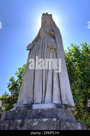 Coimbra, Portugal - 15 août 2022 : statue de la reine Sainte Isabel à l'extérieur du monastère de Santa Clara-a-Nova Banque D'Images