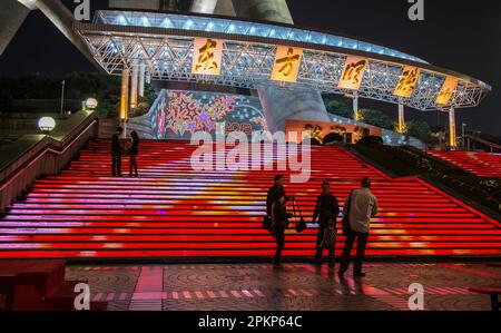 Escaliers illuminés de la Tour Perle orientale, Shanghai, Chine, Asie Banque D'Images