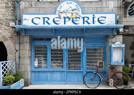 Vieux vélo en face d'une Crêperie, Roscoff, Bretagne, France, Europe Banque D'Images