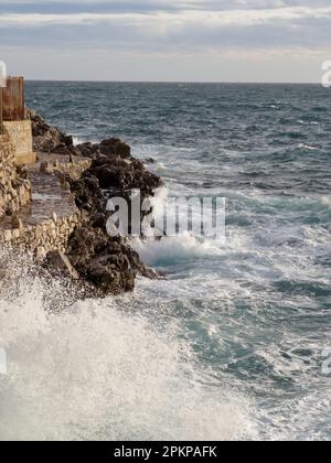 Vagues frappant les rochers de la Côte d'Azur à Nice , contenu de voyage Banque D'Images