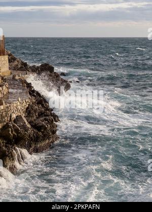 Vagues frappant les rochers de la Côte d'Azur à Nice , contenu de voyage Banque D'Images