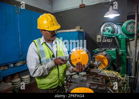 Meerut, Inde. 08th avril 2023. Un technicien a vu mesurer le disque de discus en plastique à l'usine Nelco India Pvt. Ltd, une usine de fabrication d'équipements de piste et de terrain. Meerut est l'un des principaux centres du pays pour la fabrication de produits sportifs. Crédit : SOPA Images Limited/Alamy Live News Banque D'Images