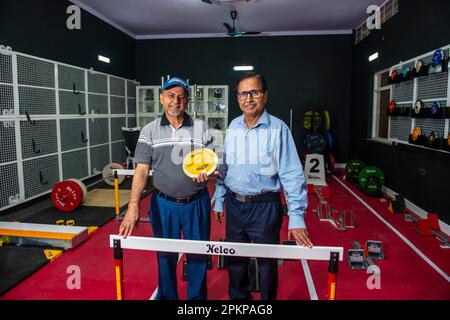 Meerut, Inde. 08th avril 2023. (G-D) Ashok K Anand, MD avec Kamal K Anand joint MD de Nelco India Pvt. Ltd. Une usine de fabrication d'équipements de piste et de terrain. Meerut est l'un des principaux centres du pays pour la fabrication de produits sportifs. Crédit : SOPA Images Limited/Alamy Live News Banque D'Images