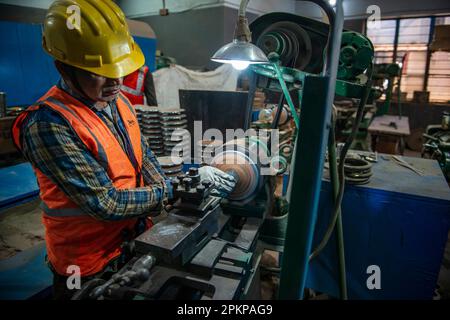 Meerut, Inde. 08th avril 2023. Un travailleur a vu façonner un disque de discus en bois sur une machine de tournage à l'usine Nelco India Pvt. Ltd, une usine de fabrication d'équipements de piste et de terrain. Meerut est l'un des principaux centres du pays pour la fabrication de produits sportifs. Crédit : SOPA Images Limited/Alamy Live News Banque D'Images