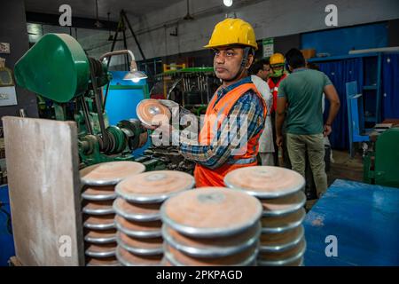 Meerut, Inde. 08th avril 2023. Un travailleur a vu façonner un disque de discus en bois à l'usine Nelco India Pvt. Ltd, une usine de fabrication d'équipements de piste et de terrain. Meerut est l'un des principaux centres du pays pour la fabrication de produits sportifs. Crédit : SOPA Images Limited/Alamy Live News Banque D'Images