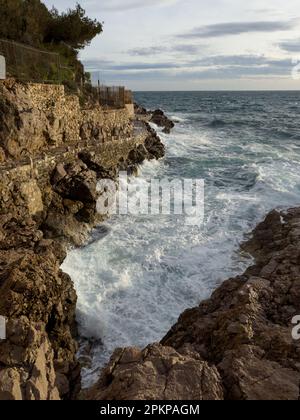 Vagues frappant les rochers de la Côte d'Azur à Nice , contenu de voyage Banque D'Images