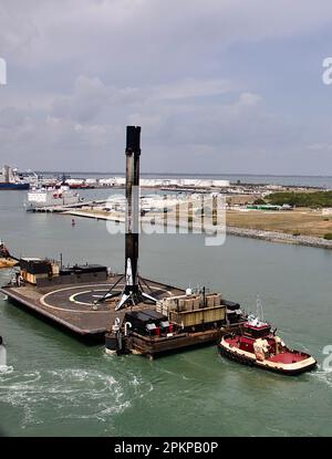 Le voleur à l'étalage Falcon 9 SpaceX est remorqué au cap Canaveral après avoir atterri en mer sur 29 mars 2023. Banque D'Images