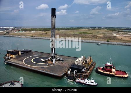 Le voleur à l'étalage Falcon 9 SpaceX est remorqué au cap Canaveral après avoir atterri en mer sur 29 mars 2023. Banque D'Images