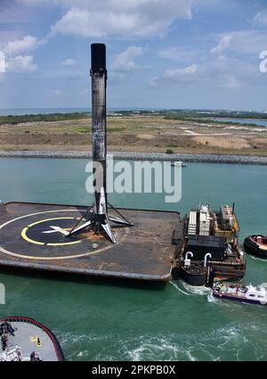 Le voleur à l'étalage Falcon 9 SpaceX est remorqué au cap Canaveral après avoir atterri en mer sur 29 mars 2023. Banque D'Images