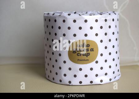 Qui donne Un rouleau de papier de toilette de merde fait de bambou avec un nom drôle sur un fond clair. Banque D'Images