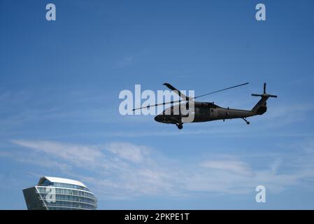 Washington, DC - 3 avril 2023 : hélicoptère Sikorsky UH-60 Blackhawk avec l'armée des États-Unis et drapeau de pirate de la barbe noire insigne des forces spéciales Banque D'Images