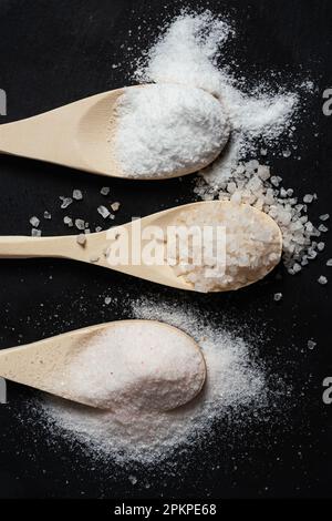 Trois types de sel sur fond noir. Mer, himalaya et sel de table. Banque D'Images
