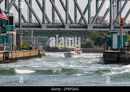 Hampton Bays, New York, Etats-Unis - 20 juin 2020 : deux bateaux à moteur qui tentent de naviguer dans les eaux irrégulières du canal de Shinnecock. Banque D'Images