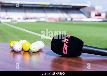 EMMEN - oeufs de Pâques au chocolat sur le bureau ESPN pendant le match de première ligue hollandais entre le FC Emmen et NEC à de Oude Meerdijk on 9 avril 2023 à Emmen, pays-Bas. ANP COR LASKER Banque D'Images