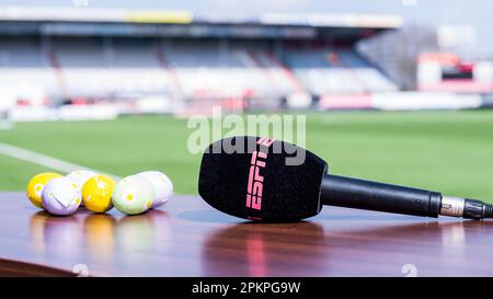 EMMEN - oeufs de Pâques au chocolat sur le bureau ESPN pendant le match de première ligue hollandais entre le FC Emmen et NEC à de Oude Meerdijk on 9 avril 2023 à Emmen, pays-Bas. ANP COR LASKER Banque D'Images