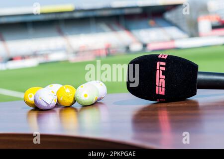 EMMEN - oeufs de Pâques au chocolat sur le bureau ESPN pendant le match de première ligue hollandais entre le FC Emmen et NEC à de Oude Meerdijk on 9 avril 2023 à Emmen, pays-Bas. ANP COR LASKER Banque D'Images