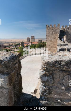 Vue entre les merlons de la forteresse (alcazaba) de Trujillo sur l'église de Santa Maria la Mayor. Trujillo, Estrémadure, Espagne. Banque D'Images