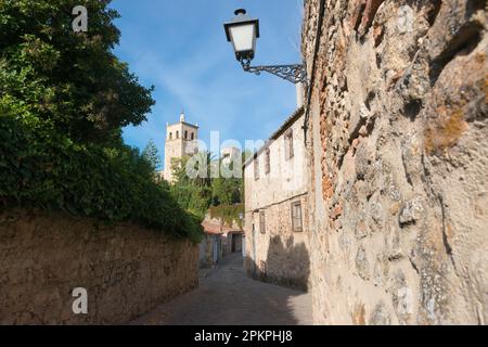 Vue depuis une ruelle avec lanterne en fonte des clochers de l'église de Santa Maria la Mayor dans la ville médiévale Trujillo, Estrémadure, Spanje Banque D'Images