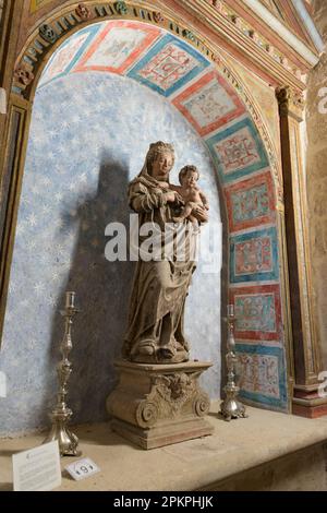 Statue de mère Marie avec Jésus dans ses bras dans une niche de l'église Santa Maria la Mayor à Trujillo, Estrémadure, Espagne Banque D'Images