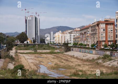 Le lit de la rivière Guadamedina avec le nouveau bâtiment (Torre Martiricos) en construction en arrière-plan. Málaga, Espagne. Banque D'Images