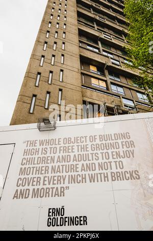 Tour Balfron avec panneau d'affichage Erno Goldfinger, architecture classique brutaliste, logement social a été réaménagé en appartements de luxe. Nettoyage social. Banque D'Images