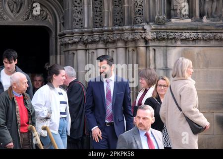 Édimbourg, Écosse, Royaume-Uni. 9th avril 2023. Le premier ministre écossais, Humza Yousaf, quitte St. Cathédrale de Giles après le service de Pâques du matin. Crédit : Craig Brown/Alay Live News Banque D'Images