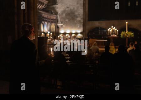 Londres, Royaume-Uni. 8th avril 2023. La veillée de Pâques se messe aux chandelles à St Bartholomew la Grande église de la ville de Londres. Crédit : Andy Sillett/Alay Live News Banque D'Images