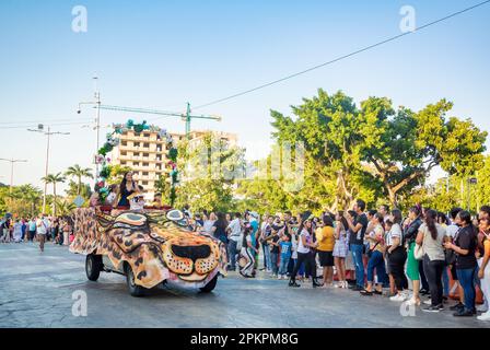 Cancun, Quintana Roo, Mexique, femmes mexicaines dansant sur un camion au carnaval de Cancun 2023 Banque D'Images