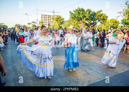 Cancun, Quintana Roo, Mexique, femmes mexicaines dansant au carnaval de Cancun 2023 Banque D'Images