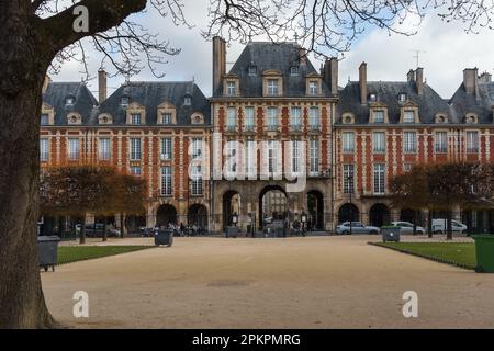 Place des Vosges (place Royale) au printemps, la plus ancienne place planifiée de Paris, France. Banque D'Images