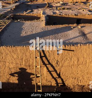 Le village de boue d'Oulad Driss (près de la ville de Mhamid) vu depuis le toit de la maison d'hôtes Dar Paru au bord du désert du Sahara. Banque D'Images