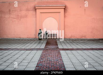 Les murs extérieurs de la Grande Mosquée de la Koutoubia près de la place Jemaa el Fna dans l'ancienne Médina de Marrakech. Banque D'Images