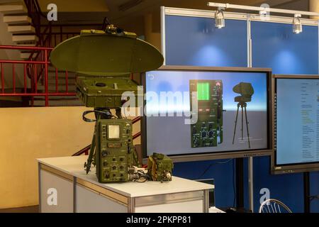 Grodno, Bélarus - 16 mars 2023: Système de guerre électronique portable contre des véhicules aériens sans pilote sur l'exposition de l'ac scientifique et technique Banque D'Images