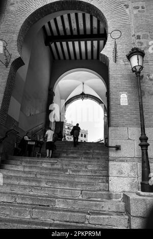 Tolède, Espagne- 6 octobre 2022: Escalier en pierre et passage à la place principale de la vieille ville de Tolède, appelée Plaza de Zocodover Banque D'Images