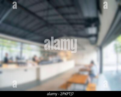Décor intérieur flou d'un café ou d'un café ou d'un restaurant moderne. Décor de bar à café flou blanc et lumineux avec table et chaise en bois près de l Banque D'Images
