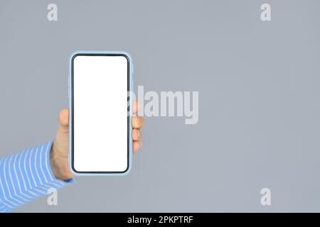 Une femme tient son téléphone portable avec un écran mobile blanc. Gros plan Banque D'Images