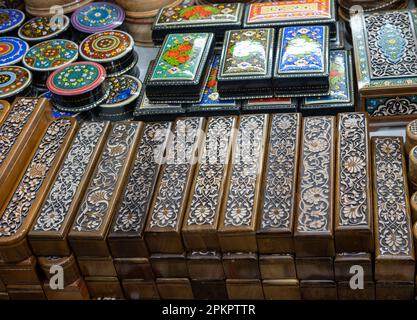 boutique de cadeaux avec beaucoup de boîte en bois fait à la main, objets faits à la main comme souvenir Banque D'Images