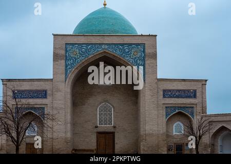 Belle photo de mosaïque classique de l'Ouzbékistan Tachkent, vue de Barak Khan Madrasah, place de l'Imam Hast (Hazrati Imam) est un centre religieux de Tachkent. Banque D'Images