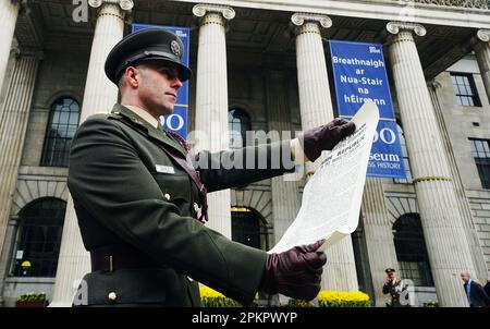 Capt Austin Doyle avec la Proclamation d'indépendance à la suite d'une cérémonie à l'GPO sur la rue O'Connell à Dublin pour marquer l'anniversaire de la montée de Pâques 1916. Date de la photo: Dimanche 9 avril 2023. Banque D'Images